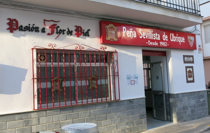 Lema de la Peña Sevillista de Ubrique en la fachada de la nueva sede.