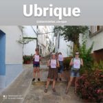 Integrantes de Marea Violeta en el casco antiguo de Ubrique.