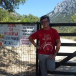 Juan Clavero, ante la cancela de la finca de Breña del Agua, en Benamahoma.