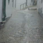 Riada por un empedrado del casco antiguo.