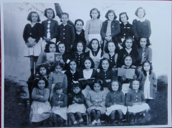 La maestra Francisca Gutiérrez García, con sus alumnas, en los años 40 (Foto: archivo familiar del autor).