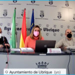 La alcaldesa, Isabel Gómez, entre el concejal y diputado provincial Miguel Ángel Chacón, y el responsable de Recaudación del Ayuntamiento, Rafael Ramos.