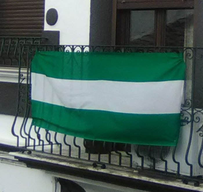 Bandera de Andalucía en balcón.