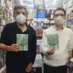 El historiador Antonio Morales Benítez y el librero Juan Manuel Fernández Moreno, en la librería Manuel de Falla de Cádiz.