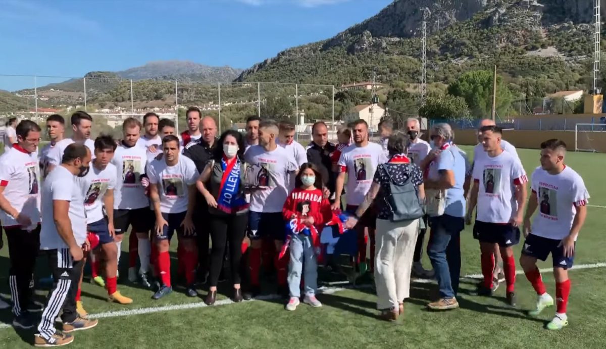 La plantilla del Ubrique Unión Deportiva, con los familiares de José Antono Gómez Angulo.