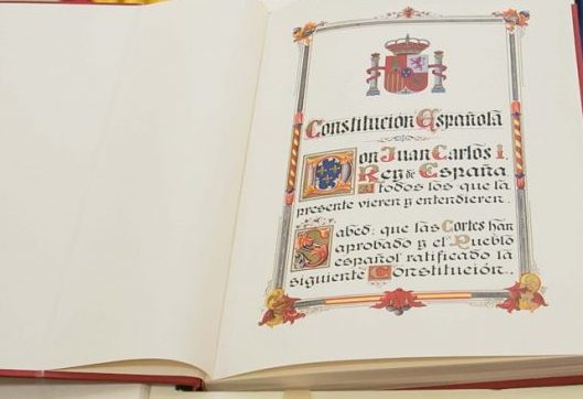 Libro de la Constitución de 1978.