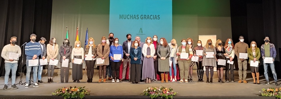 Personas premiadas, junto con representantes de la administración educativa, en el acto celebrado en Córdoba.