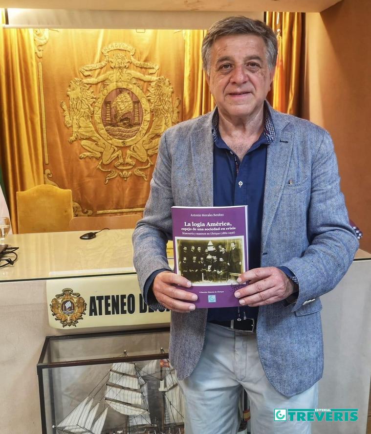 Antonio Morales Benítez, con su libro.