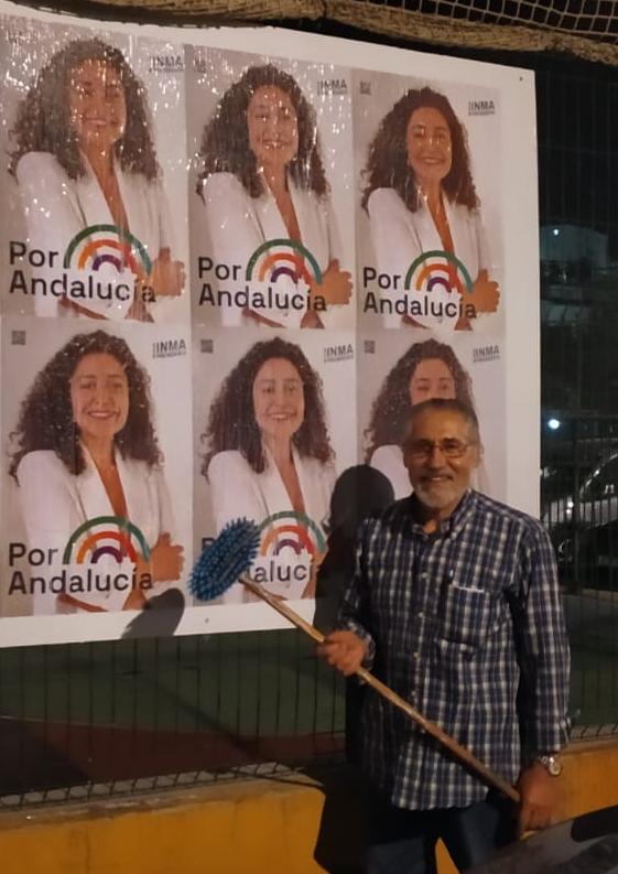 José García Solano (IU), tras colocar los carteles de la candidata de "Por Andalucía" a la presidencia de la Junta, Inmaculada Nieto.