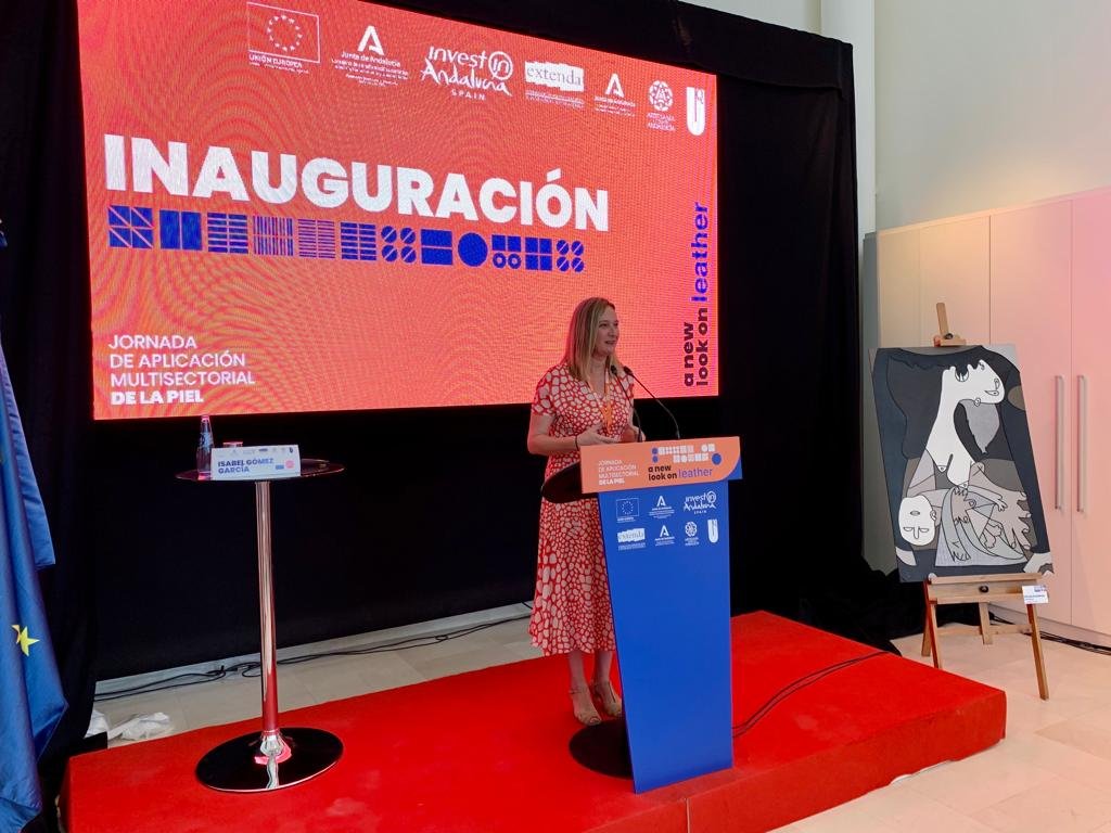La alcaldesa, Isabel Gómez, durante la inauguración del evento.