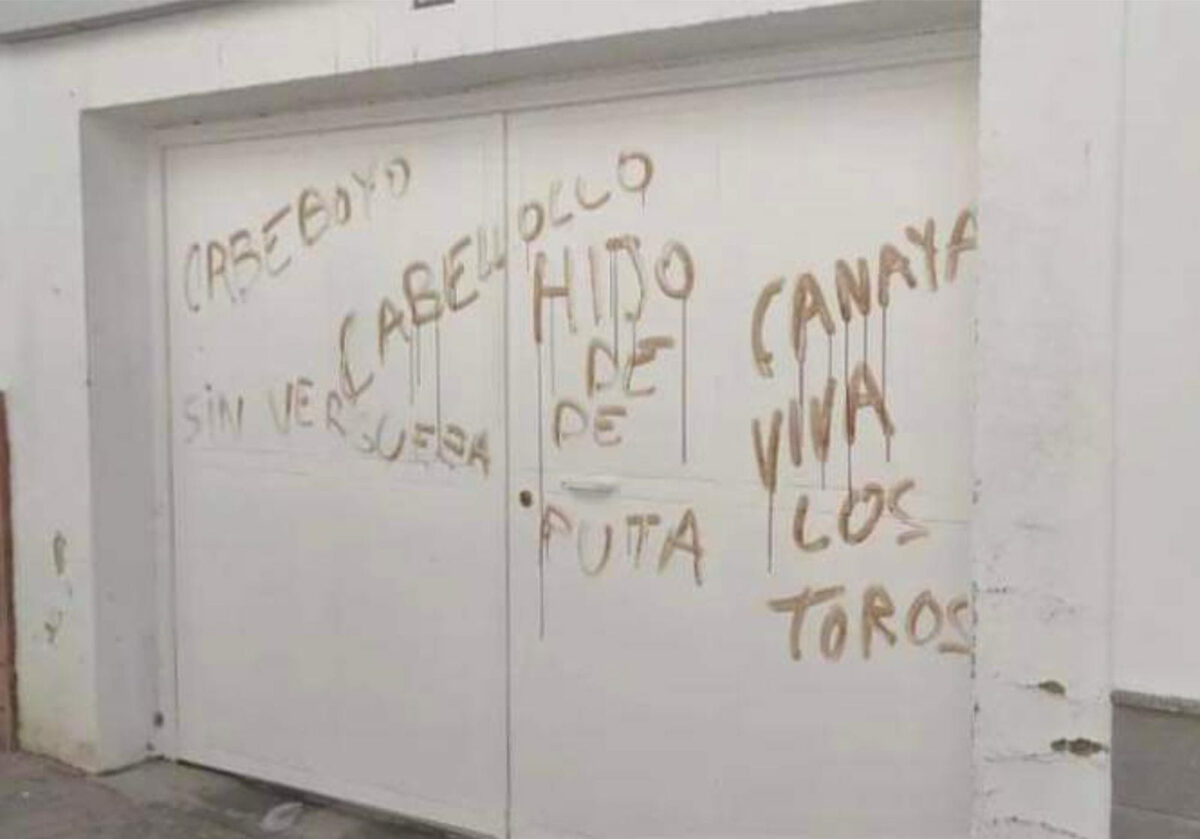 Pintadas contra Manuel Cabello.