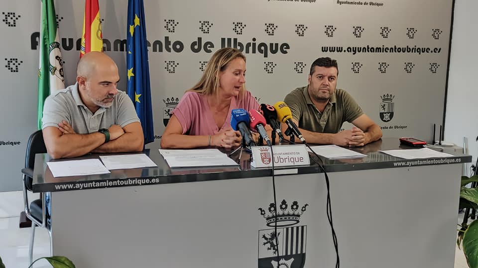 La alcaldesa, Isabel Gómez, con los ediles Manuel Ángel Chacón y José Manuel Fernández, en rueda de prensa (Foto: Radio Ubrique).