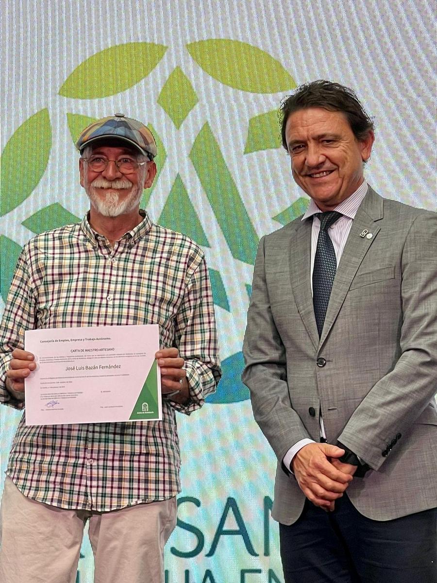 José Luis Bazán Fernández recibe la carta de maestro artesano de manos del delegado de Empleo, Empresa y Trabajo Autónomo, Daniel Sánchez Román.