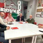 El presidente de la Diputación expone a Especialistas ¡Ya! sus propuestas sanitarias en Ubrique