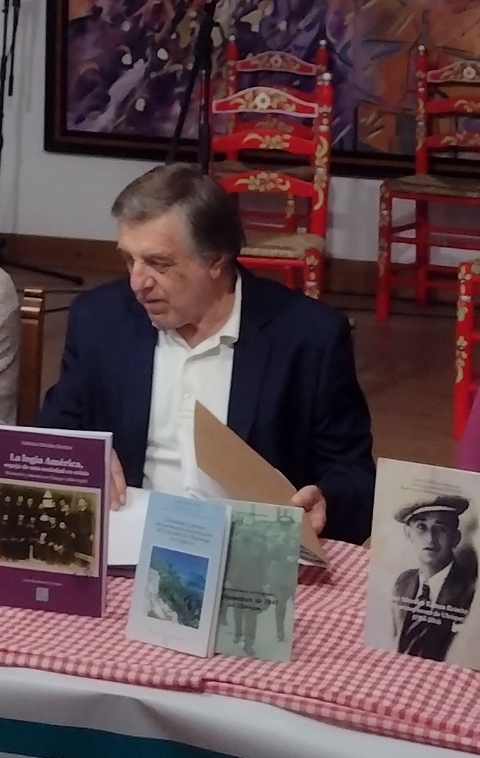 El historiador Antonio Morales Benítez, en la presentación de sus libros.
