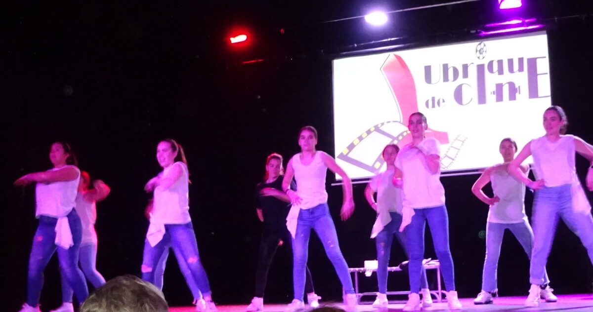 Baile de un grupo de danza de la academia de Miriam Córdoba.
