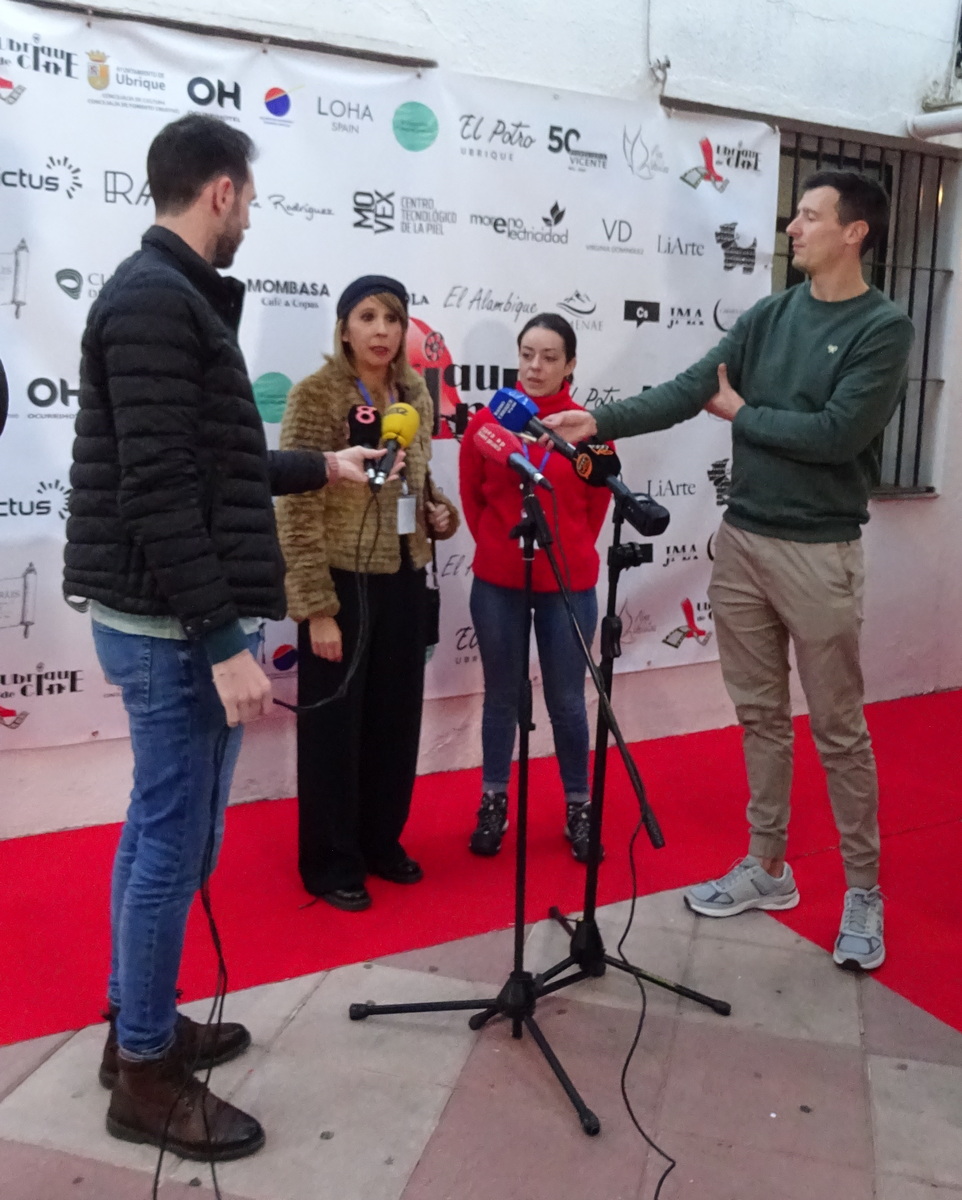 Las organizadoras del IES Néstor Almendros atienden a los medios de comunicación.