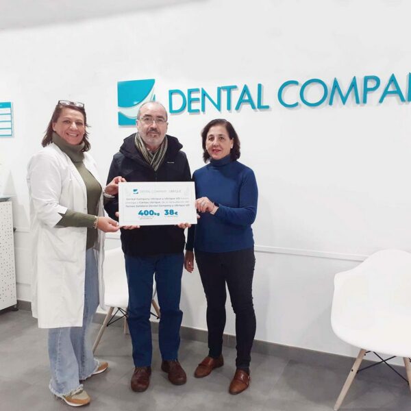 Dental Company y Ubrique U. D. recaudan solidaridad para Cáritas Ubrique