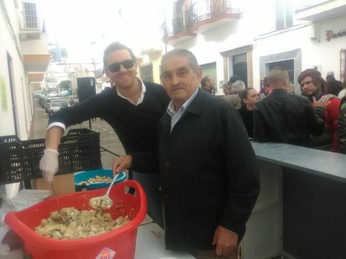 Los socios José Martel y Juan Luis Ríos, sirviendo las papas aliñás.