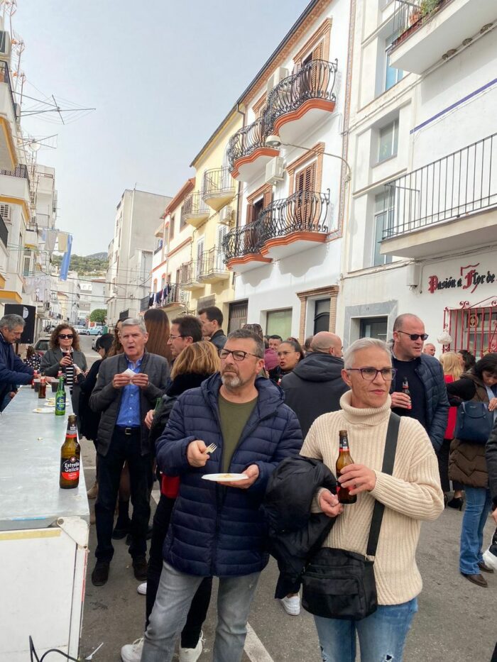 Público degustando las "papas aliñás" (Foto: Paco León).