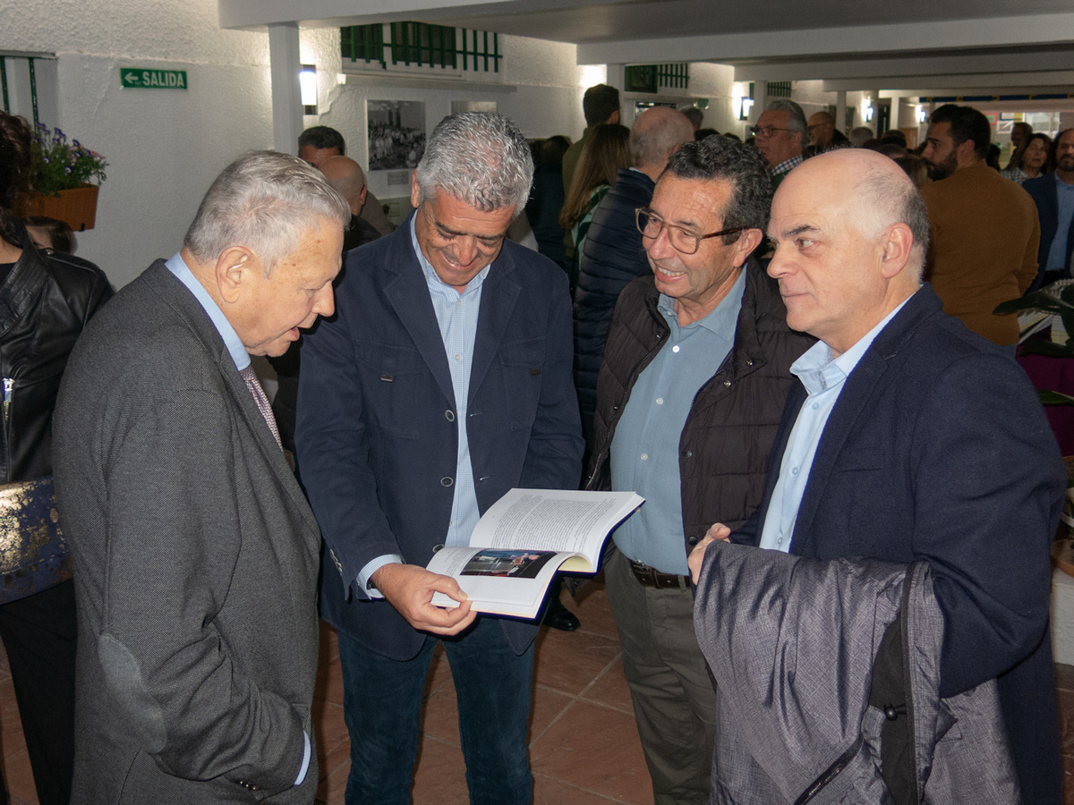 Bartolomé Pérez Sánchez de Medina, Modesto Barragán, Pedro Añón y Fernando Sígler hojean el libro.