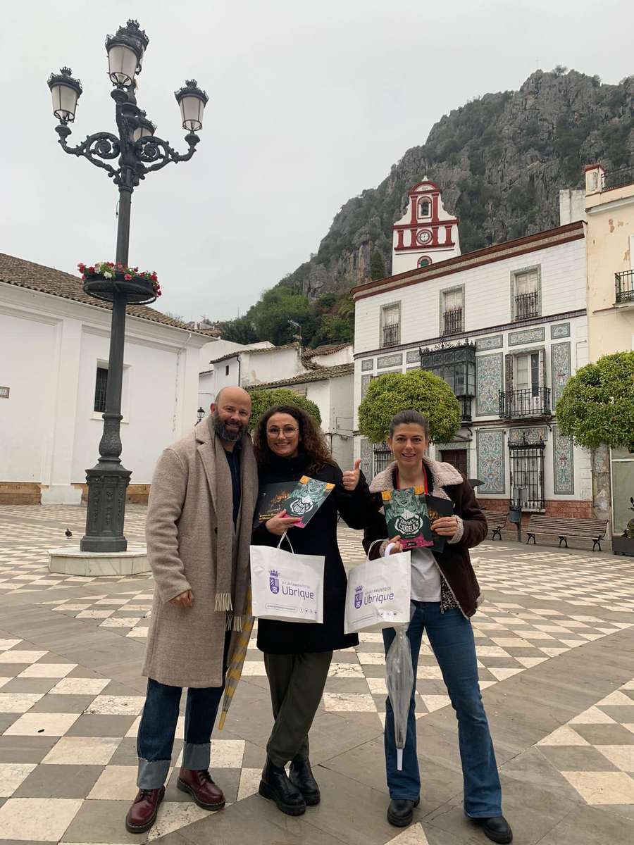 El concejal de Turismo, José Antonio Orellana, entrega ejemplares de los libros sobre los gamones.