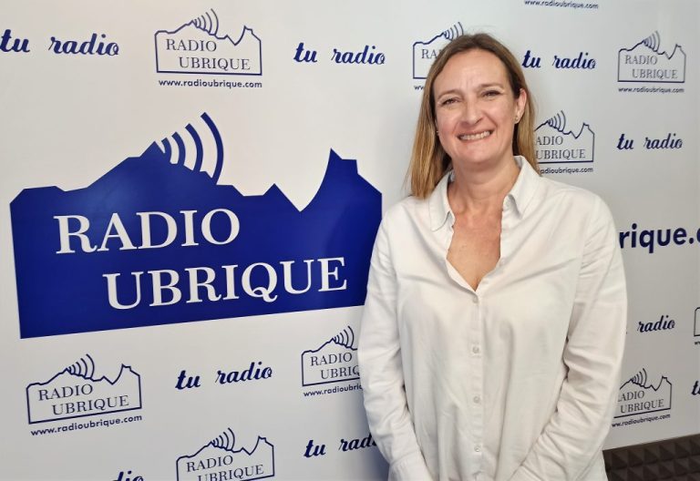 La alcaldesa, Isabel Gómez, en Radio Ubrique.