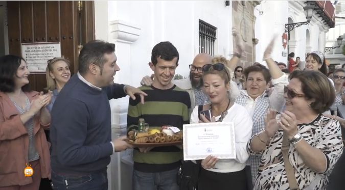 Miembros de Afemen reciben el primer premio de manos del concejal de Cultura (Foto: Todoves).